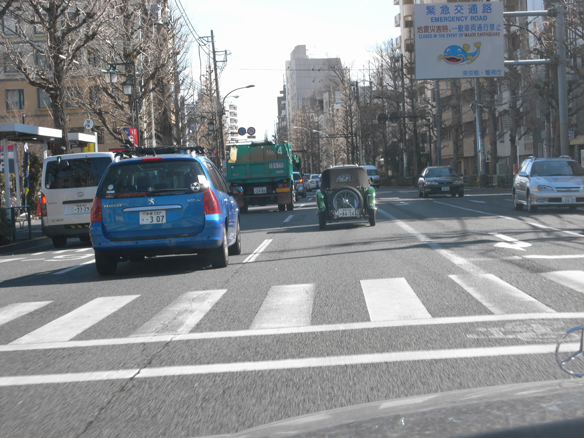 トラックが近くを走ると怖い感じ、このようなクラシックカーは別荘にでも置いておき、緑の多い道をゆったりとドライブする環境が理想的だなぁ。なんて思ってしまいました。こちら、セカンドカー無し、別荘無し。ちゅうぶる1台で夢をみます。