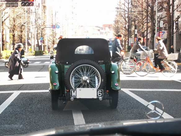 可愛らしいMGの後ろ姿。横断歩道の「ひと」と妙にバランスがとれていると感じました。3台くらい（思考回路が貧乏で、すみません）車が置いておけるなら、その1台にという感じでしょうか。東京で乗る為の実用レベルとは、かけ離れているだろうし1/1モデルをガラス越しに飾り、週1回はエンジンを掛け軽く走らせあげ眺めている。なんてできたら良いですね・・・。