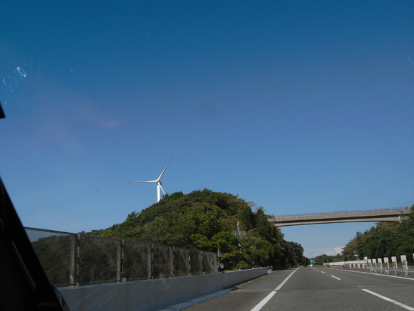 高速道路は混雑もなく快適です。風力発電、寂しく一基だけでお仕事中ですか。